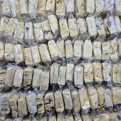 گز انجیری با تکه های خرما و مغز بادام [کارتن 2.5 کیلویی]